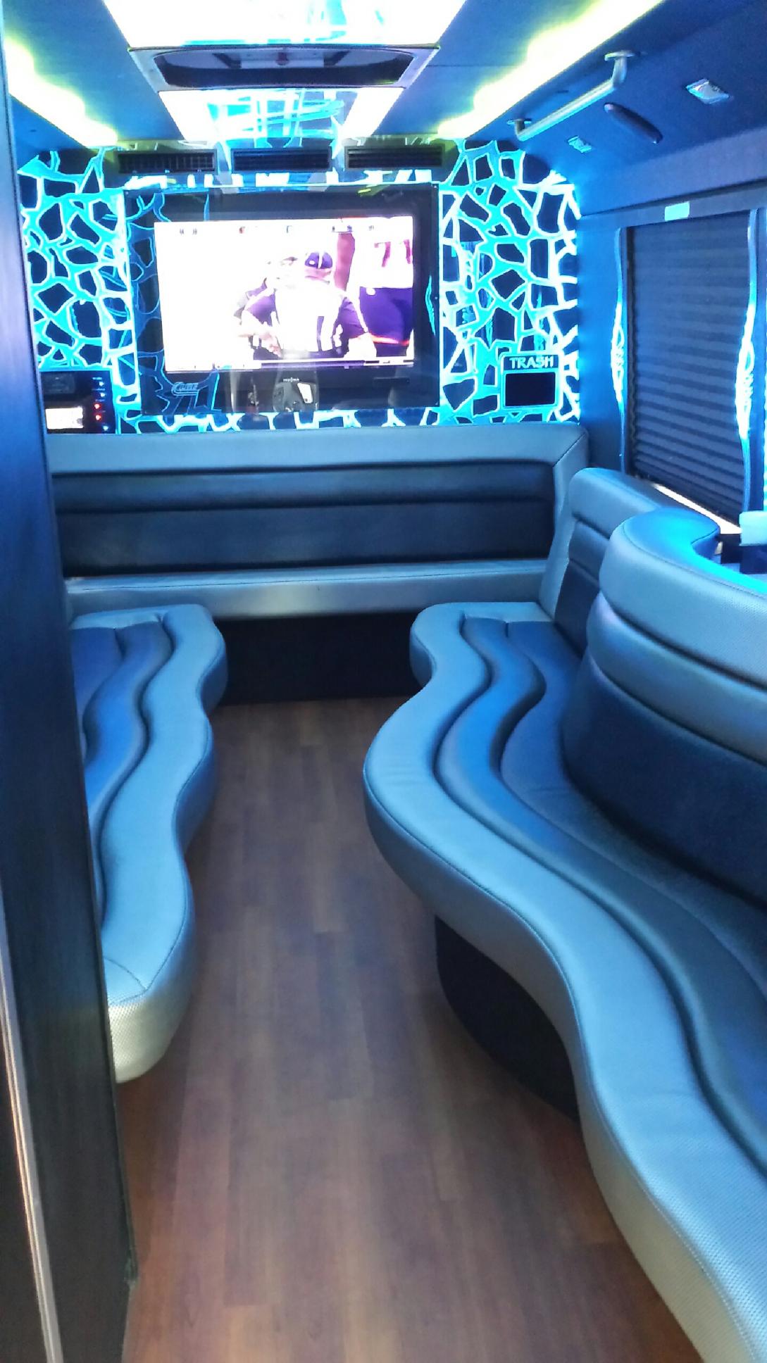 16-20limobusinterior